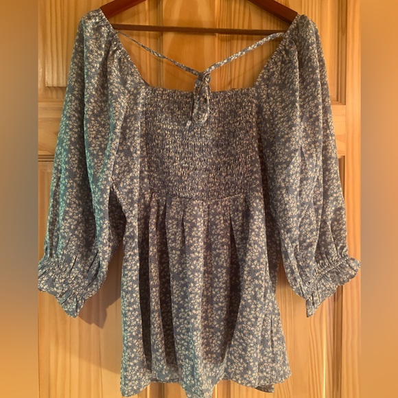 A beautiful blue top that I wish would fit me so badly!!! - Picture 3 of 6